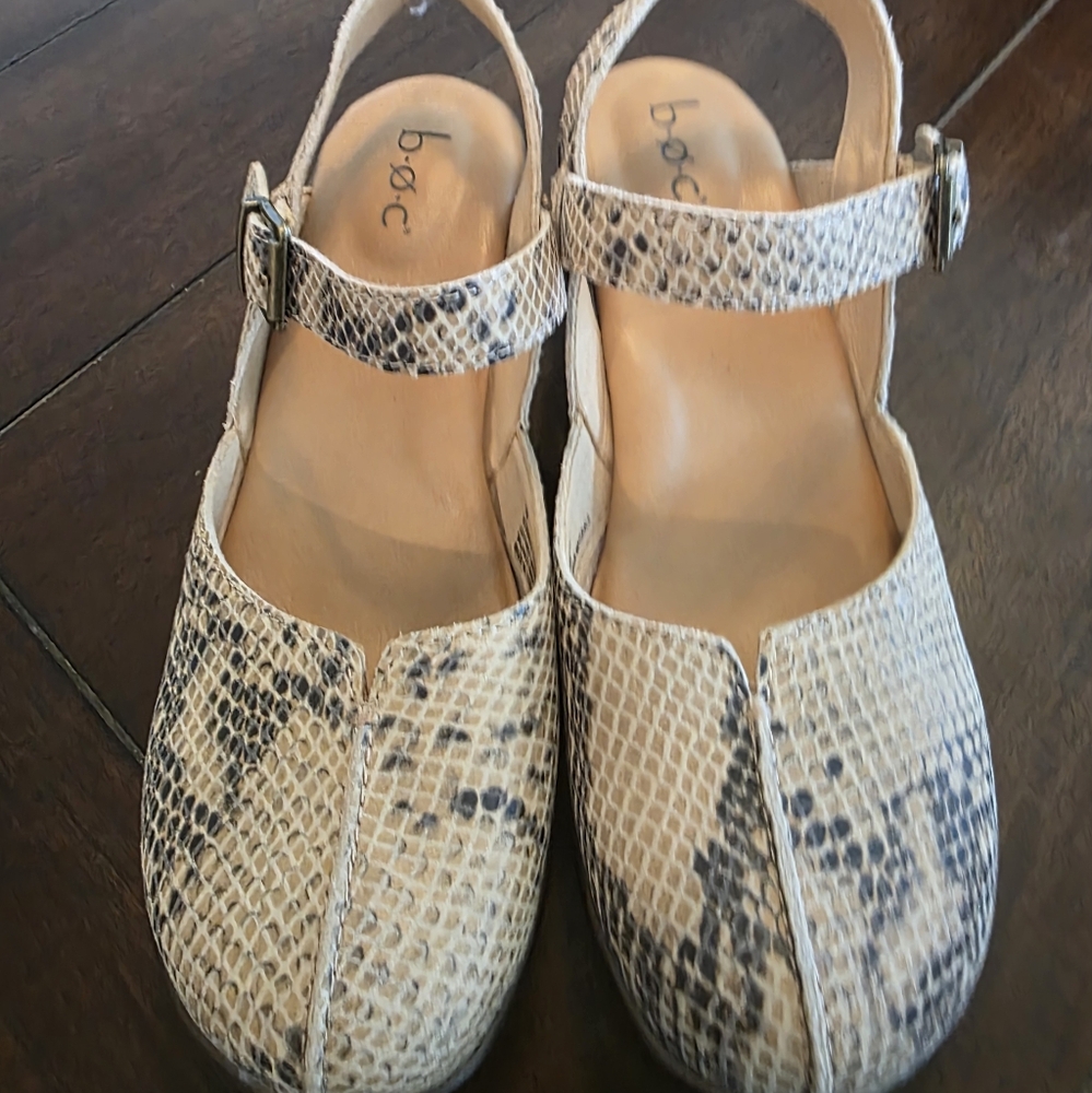 b.o.c Cream and Black Textured Flats